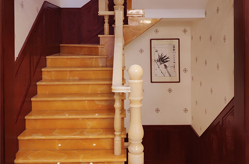 民权中式别墅室内汉白玉石楼梯的定制安装装饰效果
